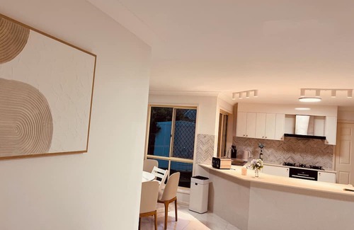 Carindale Casa | Spacious 5-bedroom house in lovely Carindale with AC