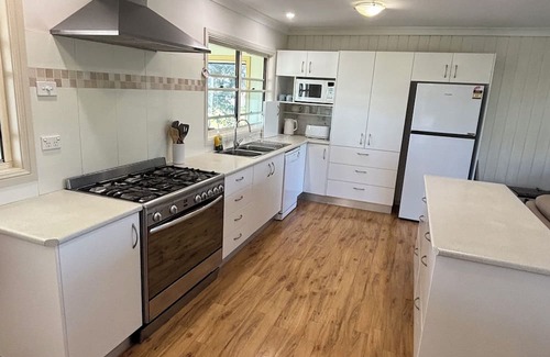 Lorn Casa | Lorn Farm Stay 30 minutes to Hunter Valley wineries & wide open spaces.