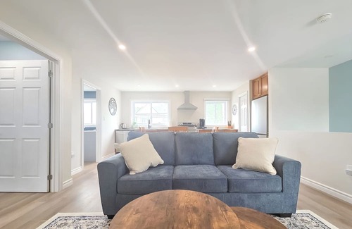Chatham-Kent Apartamento | Blue Forest apartment is close to downtown. A/C kitchen and laundry all provided
