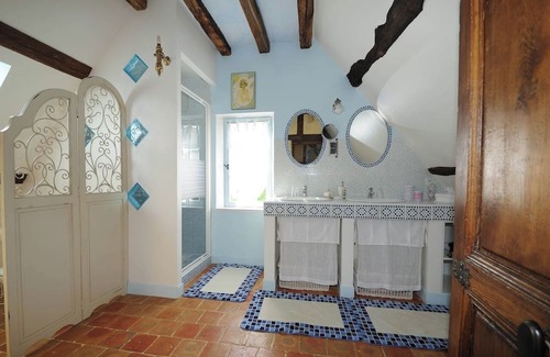 Saint-Germain-des-Grois Cama Y Desayuno | Lovely Perche house with tastefully furnished interior. Cosy bedrooms.