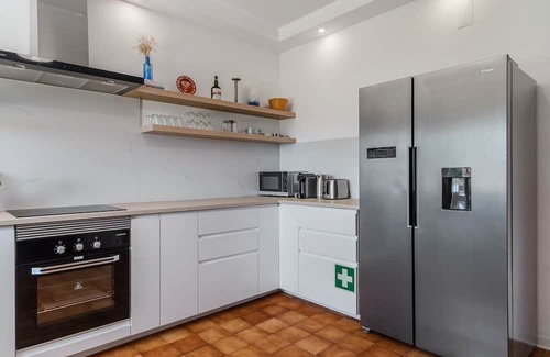 Palhais Casa | Holiday Home 'Palmela Sunset Villa' with Mountain View, Private Pool and Wi-Fi