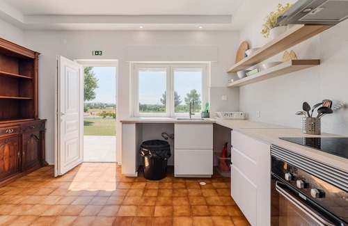 Palhais Casa | Holiday Home 'Palmela Sunset Villa' with Mountain View, Private Pool and Wi-Fi