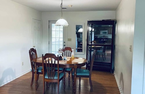 Quincy Apartamento | Spacious 2BR Apt – Families, Couples & Business Travelers