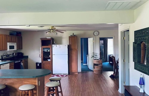 Quincy Apartamento | Spacious 2BR Apt – Families, Couples & Business Travelers