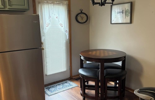 Lyle Casa | Cozy getaway on Grove
