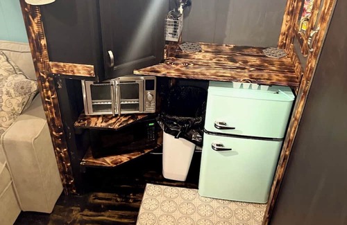 Metamora Casa | Secondary Suite - Private area in basement w/living room and kitchenette