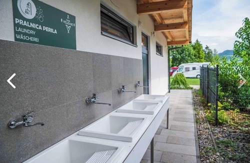 Hrastnik Casa | Cozy mini mobile home by the lake in Velenje - for families and pets