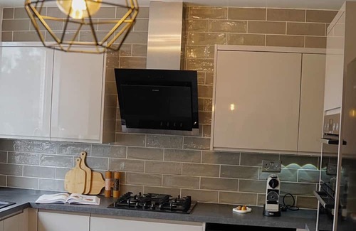 Weston on Trent Casa | Elite Unseen Suites! Home that offers a balance of comfort, style & convenience.
