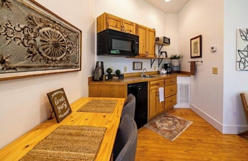 Valley Head Apartamento | The Oak . A Spacious upscale King Studio Apt in Mentone