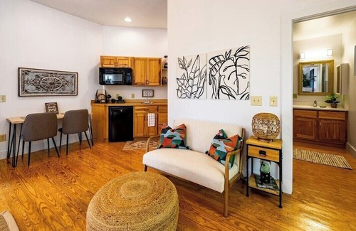 Valley Head Apartamento | The Oak . A Spacious upscale King Studio Apt in Mentone