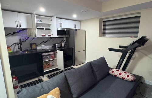 Transcona Casa | Cozy Lakeview Family Suite