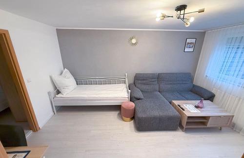 Knittlingen Apartamento | Holiday Apartment 'Knittlingen' Dishwasher, Washing Machine, FREE Wifi, Private Parking