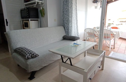 Calahonda Apartamento | Apartment 'Brisa y Mar' with Shared Pool, Private Terrace and Wi-Fi