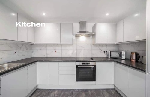 Fryent Apartamento | Modern 3 Bed room Apartment with 4 Beds and 2 Full Bathrooms - Sleeps 6