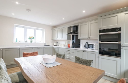 Harlaston Cabaña | FIELDS VIEW, family friendly, character holiday cottage in Alrewas
