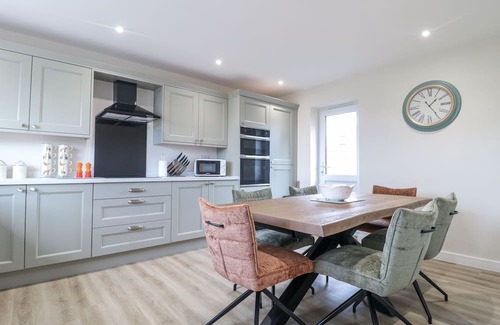 Harlaston Cabaña | FIELDS VIEW, family friendly, character holiday cottage in Alrewas