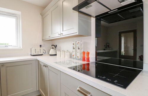 Harlaston Cabaña | FIELDS VIEW, family friendly, character holiday cottage in Alrewas