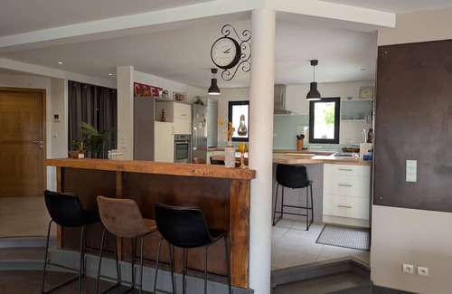 Soyaux Cabaña | Casa moderna en Soyaux con piscina privada y parking