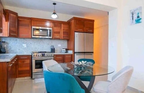 San Cristobal Apartamento | Lovely 2 Bd-2Bath Apt w. A|C Garage & Rooftop