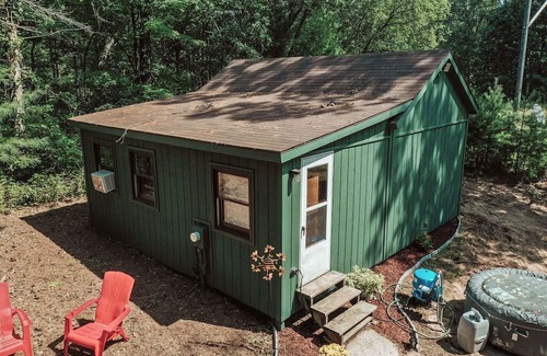 Arkdale Cabina | Enchanting bee inspired 2-bedroom cabin in Arkdale