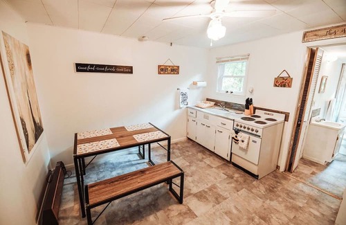 Arkdale Cabina | Enchanting bee inspired 2-bedroom cabin in Arkdale