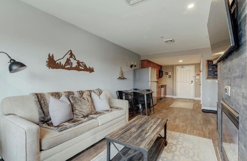 Vernon Condominio | Ski-In/Ski-Out, Waterpark & Biking fun- Just Steps Away!