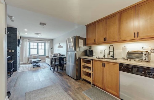 Vernon Condominio | Ski-In/Ski-Out, Waterpark & Biking fun- Just Steps Away!