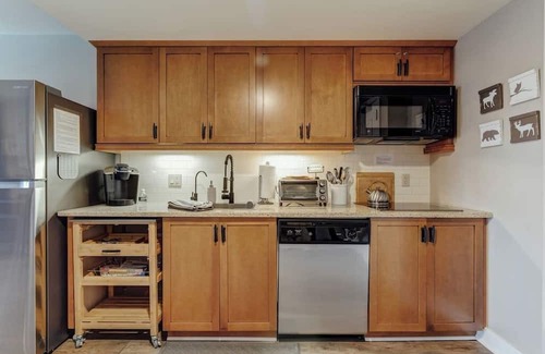 Vernon Condominio | Ski-In/Ski-Out, Waterpark & Biking fun- Just Steps Away!