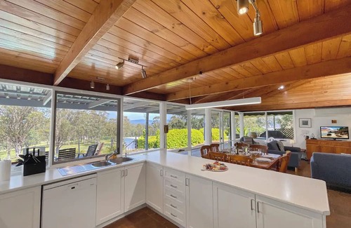 Lovedale Casa | Englewood Ridge - A country classic in scenic Lovedale