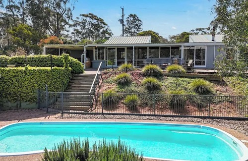 Lovedale Casa | Englewood Ridge - A country classic in scenic Lovedale