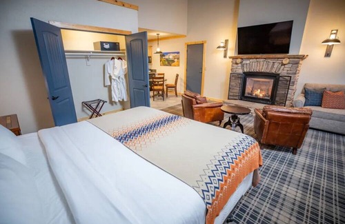 Mammoth Lakes Hotel | Inviting Alpine Room Near Devils Postpile & Scenic Hiking Trails in Mammoth