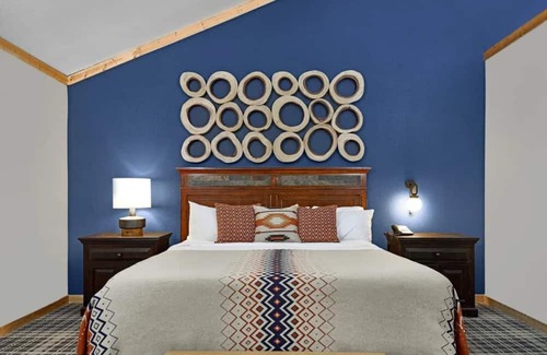 Mammoth Lakes Hotel | Alpine Room Near Sherwin Lakes, Mammoth Mountain, and Epic Hiking Adventures
