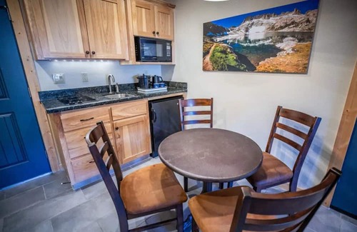 Mammoth Lakes Hotel | Scenic Alpine Room Near Mammoth Mountain, Great for Skiing and Lake Walks