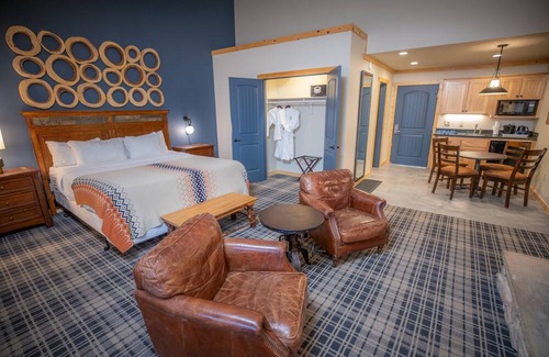 Mammoth Lakes Hotel | Scenic Alpine Room Near Mammoth Mountain, Great for Skiing and Lake Walks