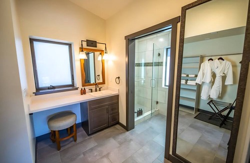 Mammoth Lakes Hotel | Peaceful Room w/Sauna Access, Perfect for Outdoor Lovers & Mammoth Ski Trips