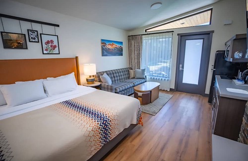 Mammoth Lakes Hotel | Peaceful Room w/Sauna Access, Perfect for Outdoor Lovers & Mammoth Ski Trips