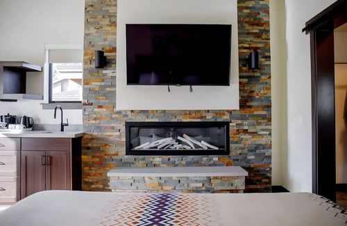 Mammoth Lakes Hotel | Peaceful Room w/Sauna Access, Perfect for Outdoor Lovers & Mammoth Ski Trips