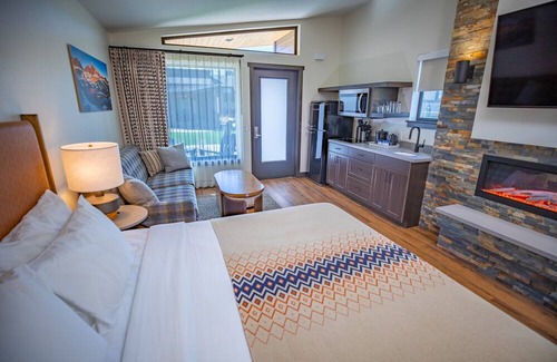 Mammoth Lakes Hotel | Retreat Steps From Devils Postpile National Monument & Scenic Trailheads