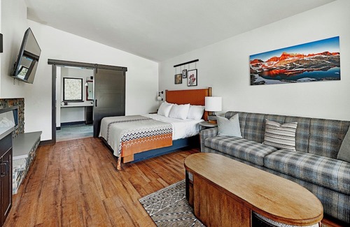 Mammoth Lakes Hotel | Alpine Room w/Private Parking, Steps from Adventure & Mammoth Ski Shuttle Stop