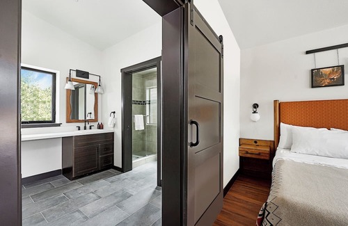 Mammoth Lakes Hotel | Alpine Room w/Private Parking, Steps from Adventure & Mammoth Ski Shuttle Stop