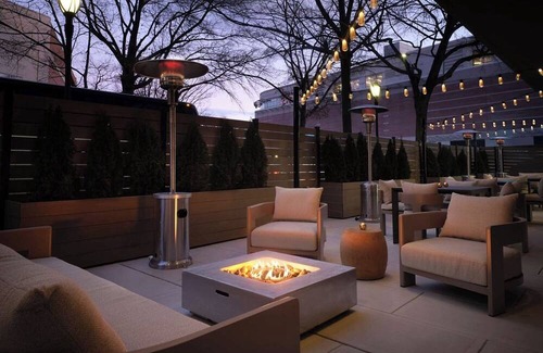 White Plains Complejo | Steps from Shops & Transit – Central White Plains Suite