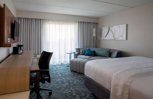 Norcross Hotel | Pet Friendly ADA King Room w/Free Parking, Swimming Pool & Gym Access!