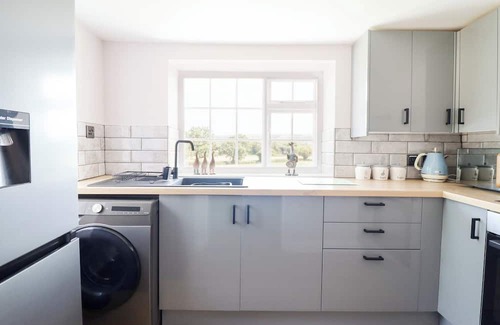 Halfway House Cabaña | LOCKMANS COTTAGE, pet friendly, with a garden in Llandrinio