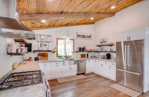Averill Park Casa | Rustic, Modern, Great for Groups! Crooked Lake Gem