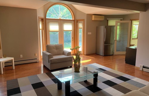 Guelph Casa | University of Guelph-2km nDetached home on a private cul de sac, 2500 sq ft.