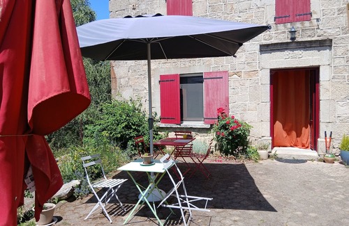 Saint-Christophe-dʼAllier Casa | Country House 'Nature Bien-être' with Mountain View, Shared Terrace and Private Garden