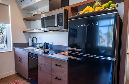 Mammoth Lakes Hotel | Inviting Alpine Room with Board Games & Fire Pits, Perfect for Relaxing