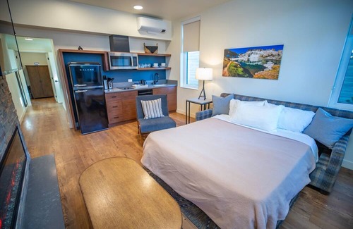 Mammoth Lakes Hotel | Inviting Alpine Room with Board Games & Fire Pits, Perfect for Relaxing