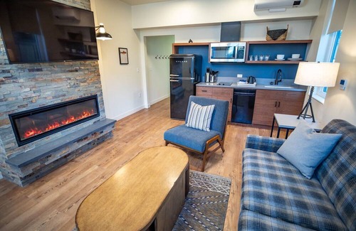 Mammoth Lakes Hotel | Nature-Focused Alpine Room Near Devils Postpile and Mammoth Ski Trails