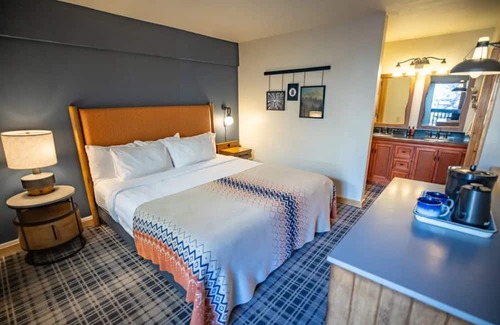 Mammoth Lakes Hotel | Pet-Friendly Alpine Escape with Kitchen Near Trails & Mammoth Mountain